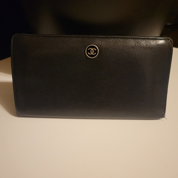 Vintage Authenric CHANEL Black Leather Wallet with Iconic Emblem - Picture 13 of 13